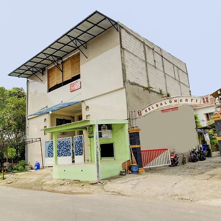 Oyo 90725 Zeevanna Guest House Syariah Кедири Екстериор снимка