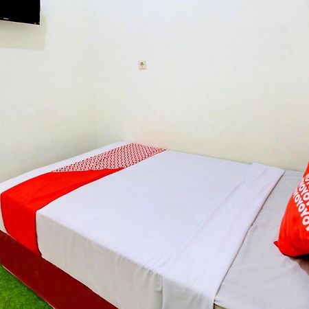 Oyo 90725 Zeevanna Guest House Syariah Кедири Екстериор снимка