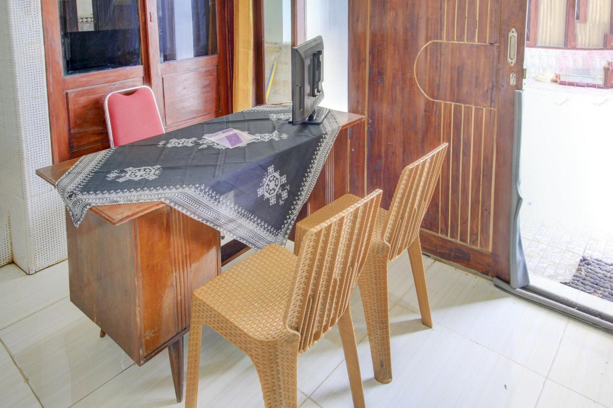 Oyo 90725 Zeevanna Guest House Syariah Кедири Екстериор снимка