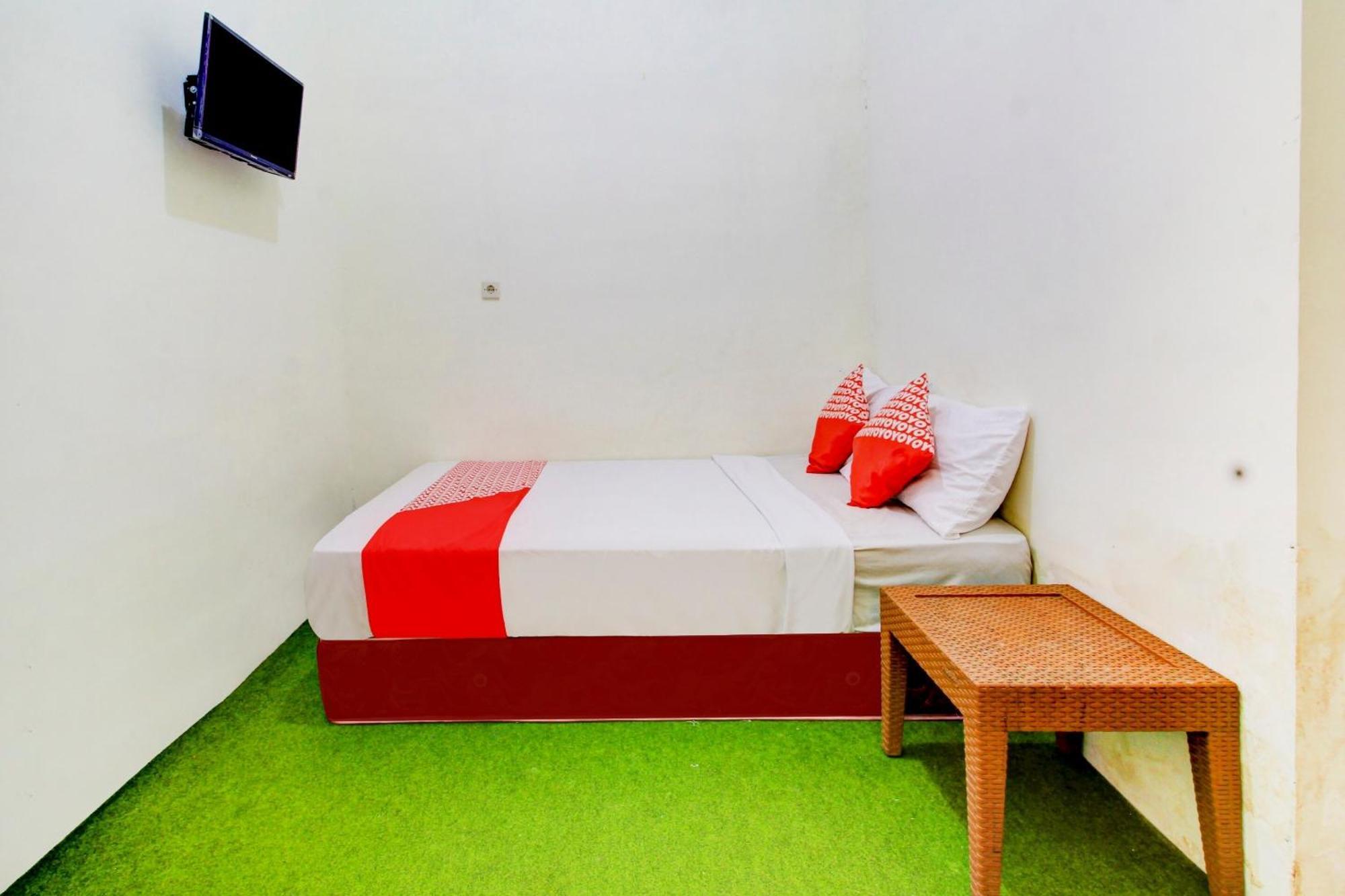 Oyo 90725 Zeevanna Guest House Syariah Кедири Екстериор снимка