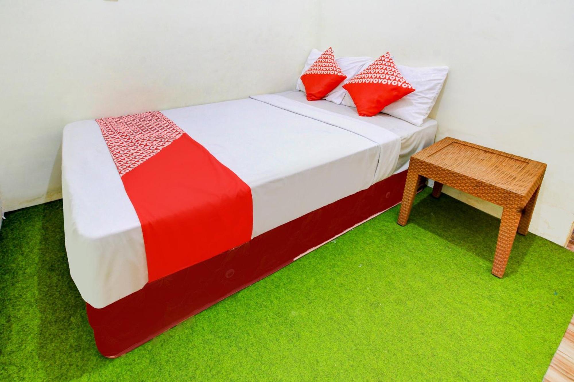 Oyo 90725 Zeevanna Guest House Syariah Кедири Екстериор снимка