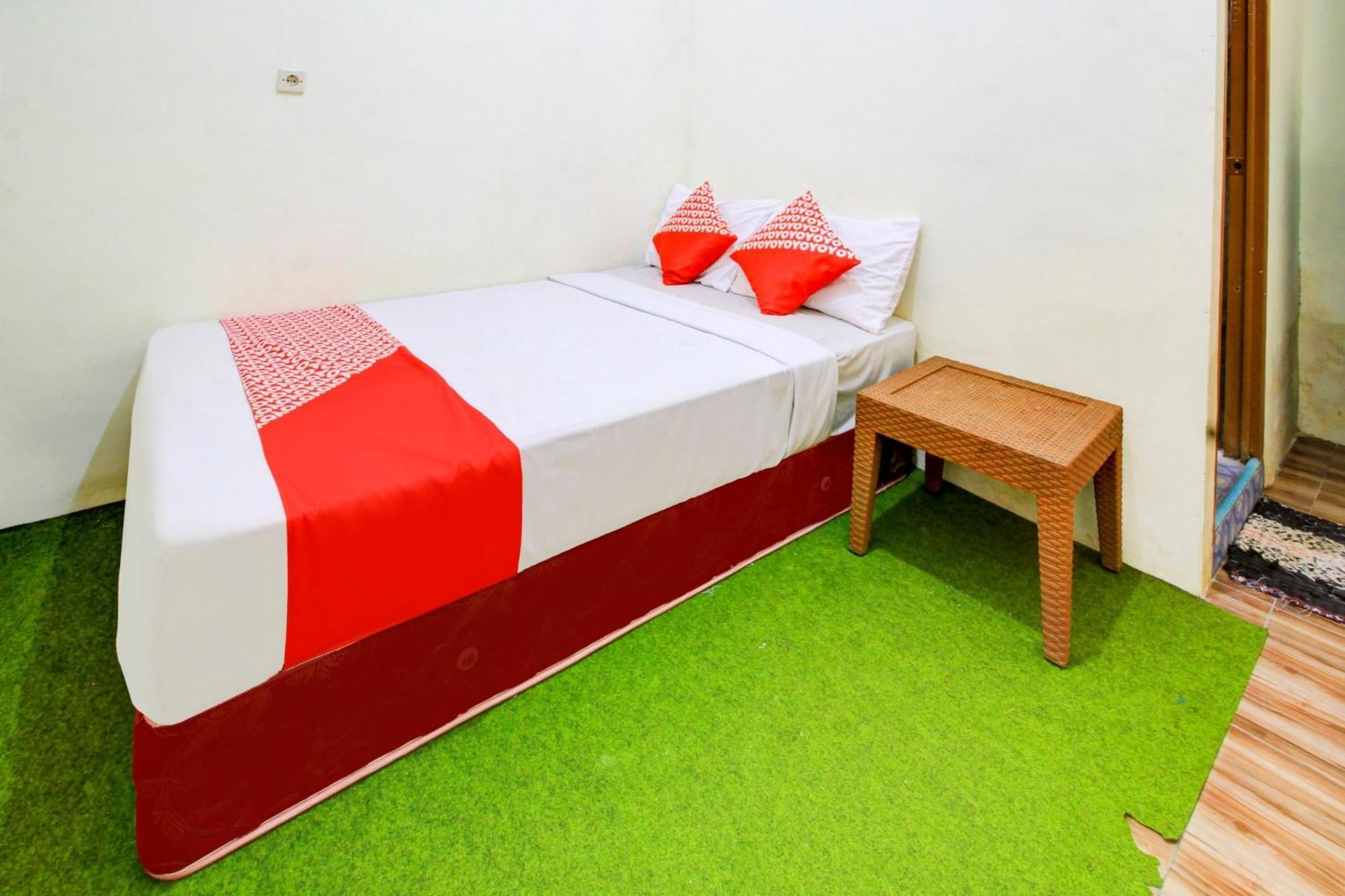 Oyo 90725 Zeevanna Guest House Syariah Кедири Екстериор снимка