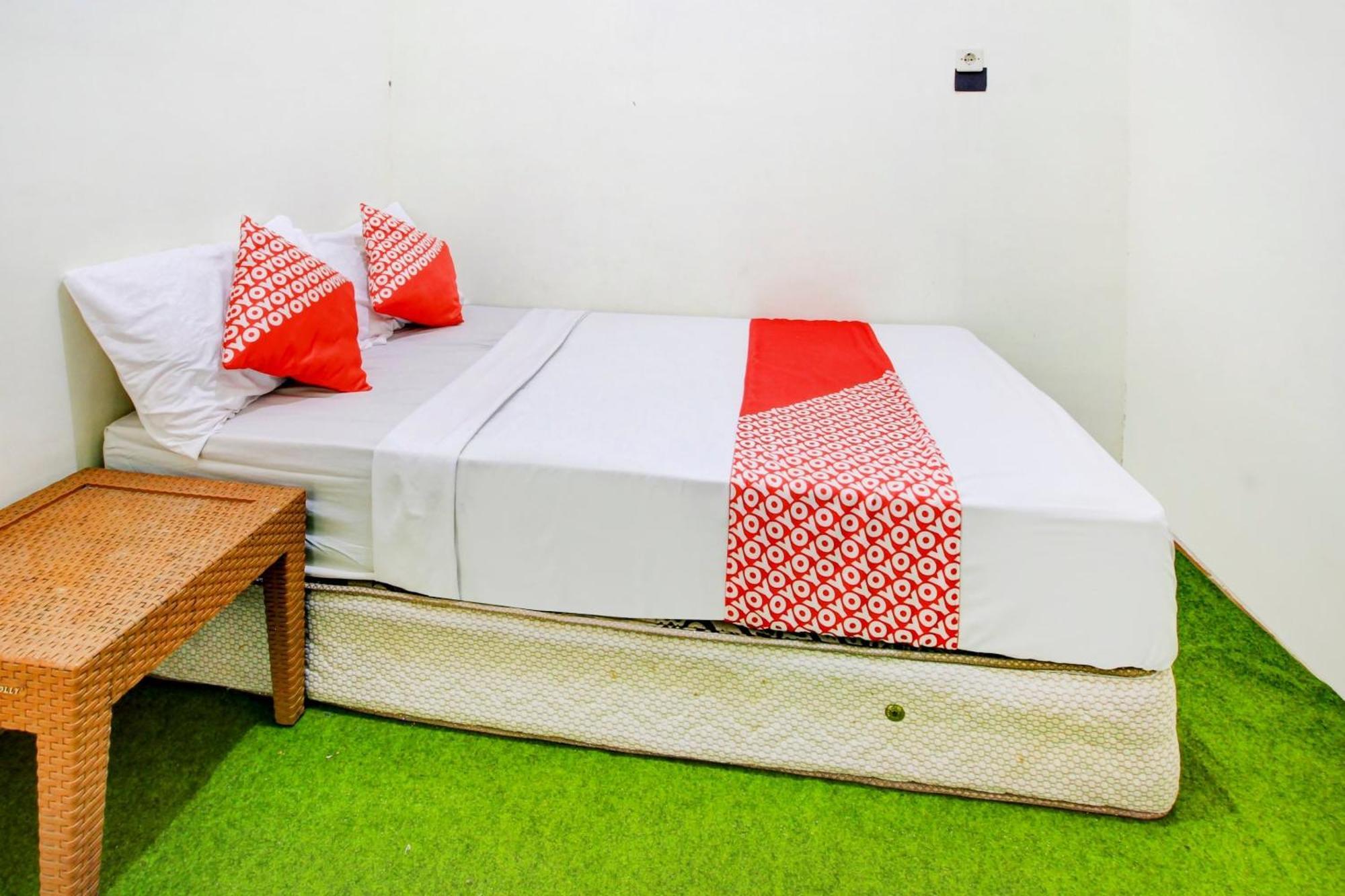 Oyo 90725 Zeevanna Guest House Syariah Кедири Екстериор снимка