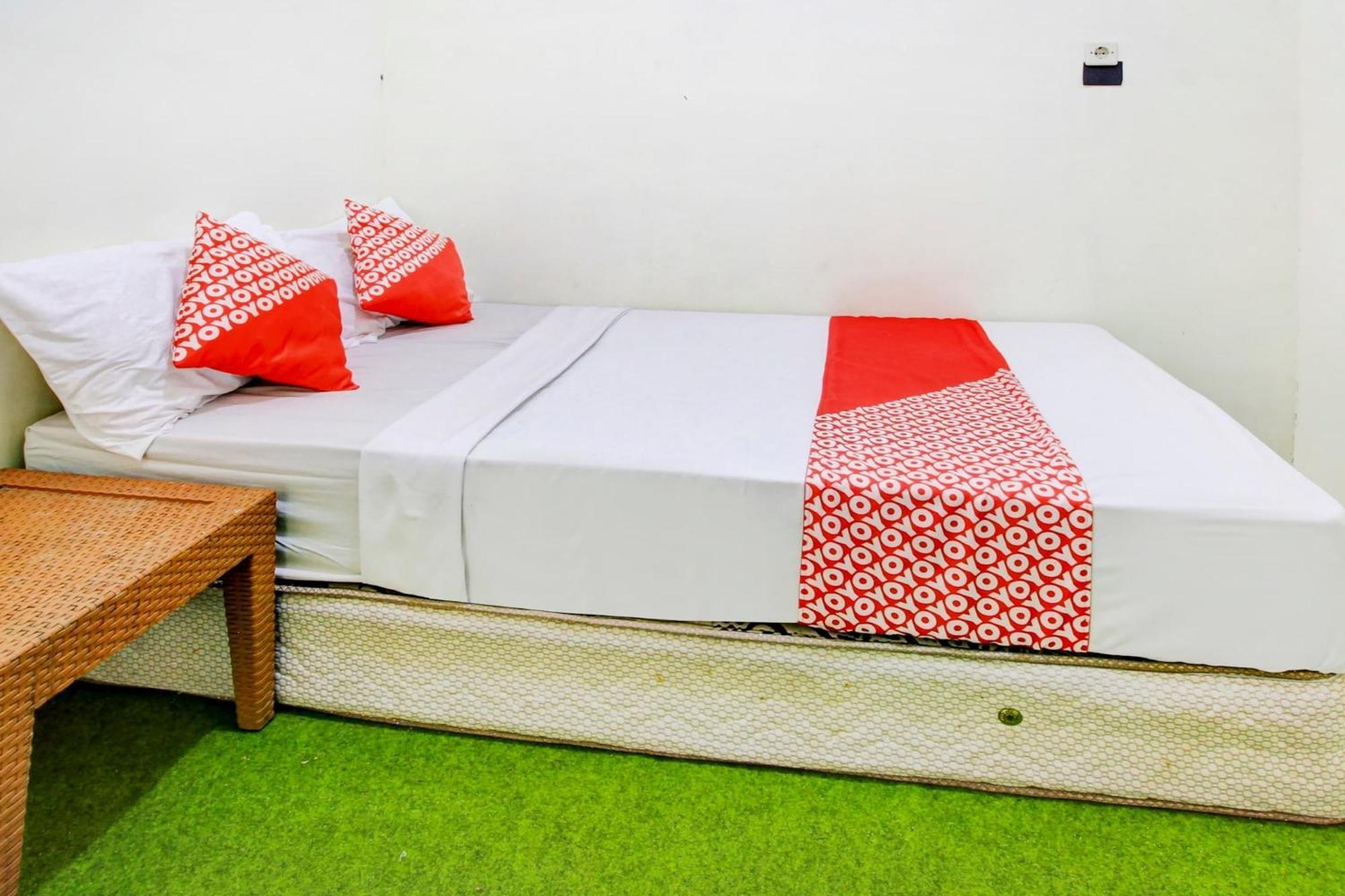 Oyo 90725 Zeevanna Guest House Syariah Кедири Екстериор снимка
